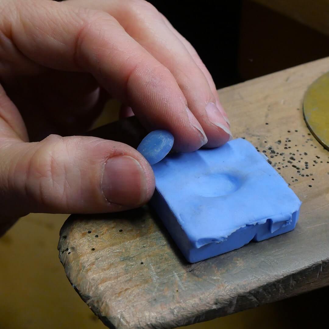 Travail de la cire pour la création d'un , bijou empreinte bébé.